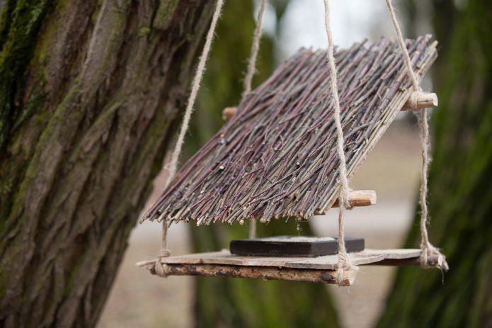 Simple feeder made of natural materials