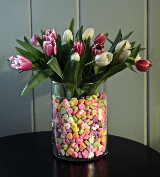 Bir vazo renkli tatlılar ile dekorasyon