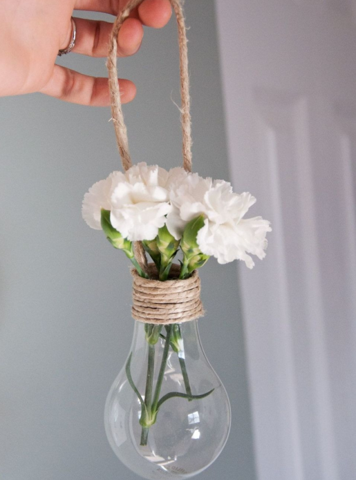 Kleine hängende Vase aus einer alten Glühbirne