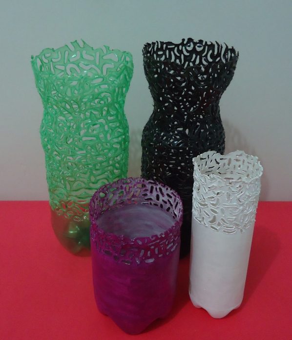 Spalvotos raižytos vazos iš plastikinių butelių
