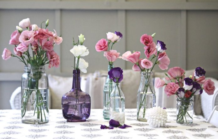 Schöne Vasen aus Flaschen und Dosen in verschiedenen Formen