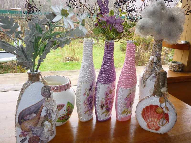 Vazos gėlėms iš improvizuotų medžiagų: neįprastos idėjos su nuotraukomis