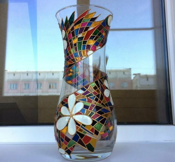 Vase orné de peintures sur vitrail