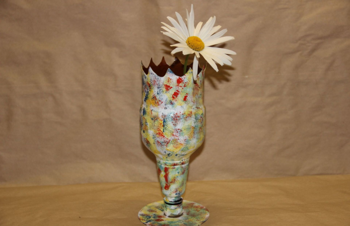 Elegante Vase aus einer Plastikflasche