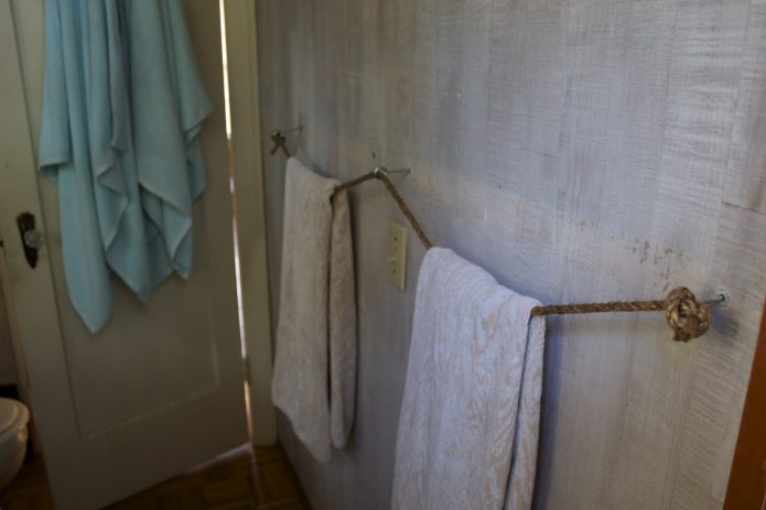 Simpleng towel dryer sa banyo