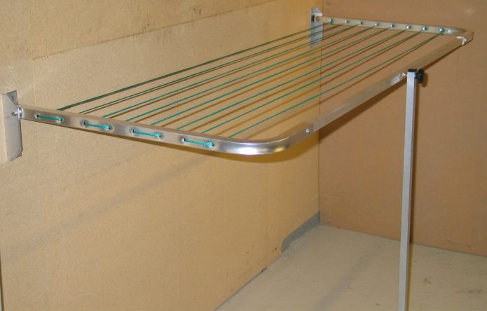 Ang natitiklop na dryer sa balkonahe ng mga istrukturang metal