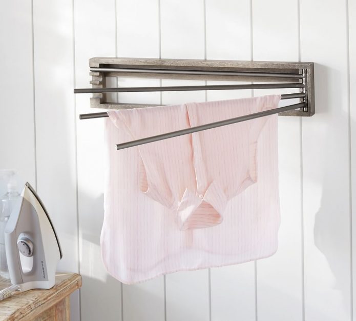 Secadora de roupas dobrável no banheiro