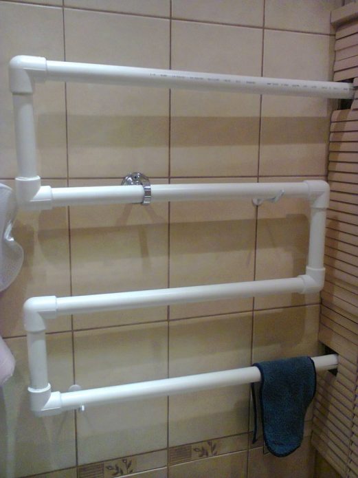 Secadora de pared hecha de tubos de plástico.