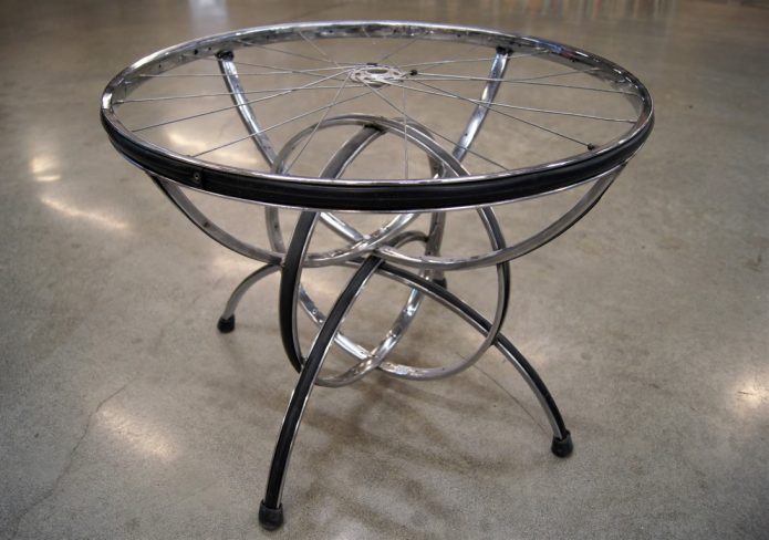 Tavolino da caffè semplice con ruote per bicicletta