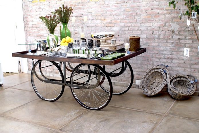 طاولة تقديم على عجلات الدراجات
