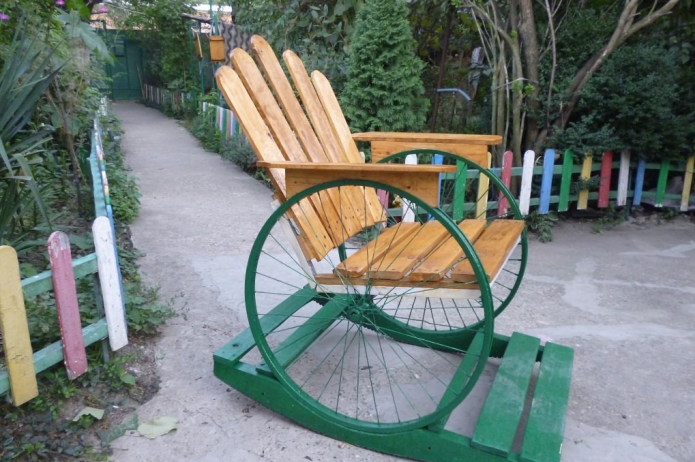 เก้าอี้โยกบนพื้นฐานของล้อจักรยาน
