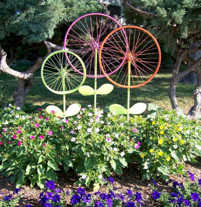 Buntes Dekor von Rädern auf einem Gartenbett