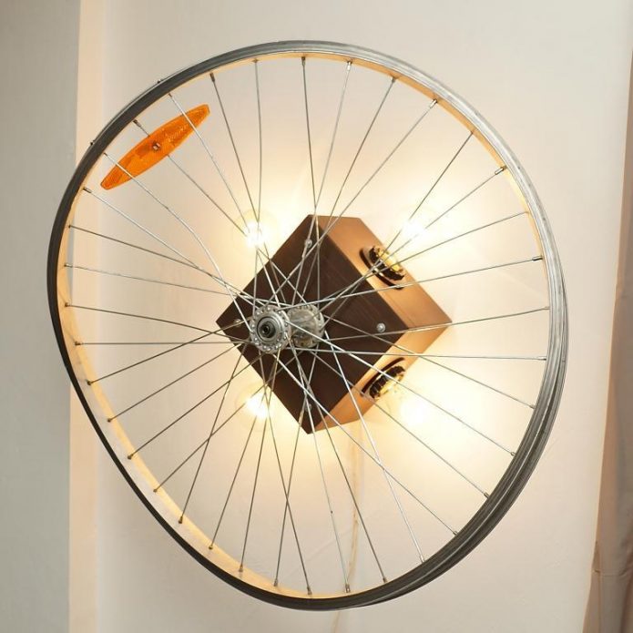 Originální nástěnná lampa z kola