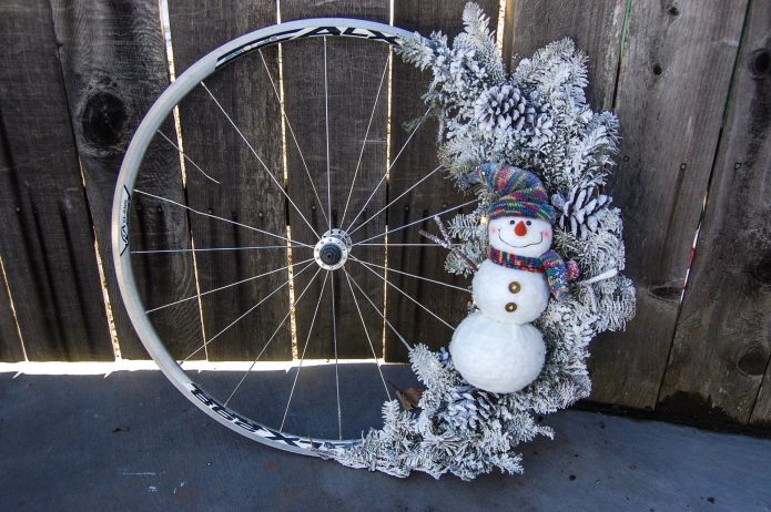 Karangan bunga Krismas yang diperbuat daripada roda