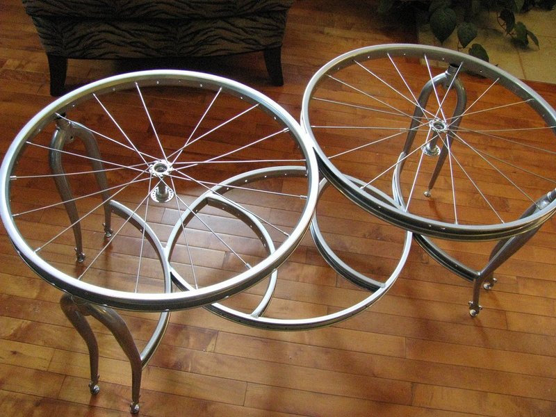 Obrt od biciklističkih kotača za apartmane i vikendice: ideje za kreativnost u kući