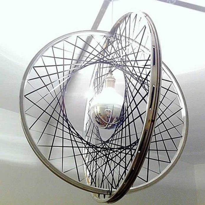 Spektakulær lysekrone i hjul i moderne stil