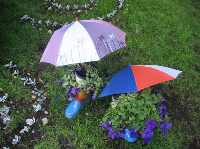 Canteiro de flores original sob guarda-chuvas