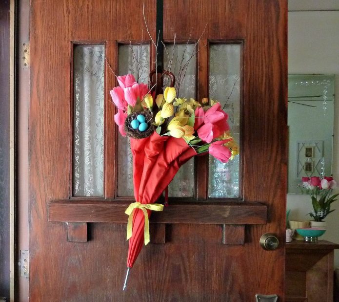 Διακόσμηση στην μπροστινή πόρτα σε μια παλιά ομπρέλα