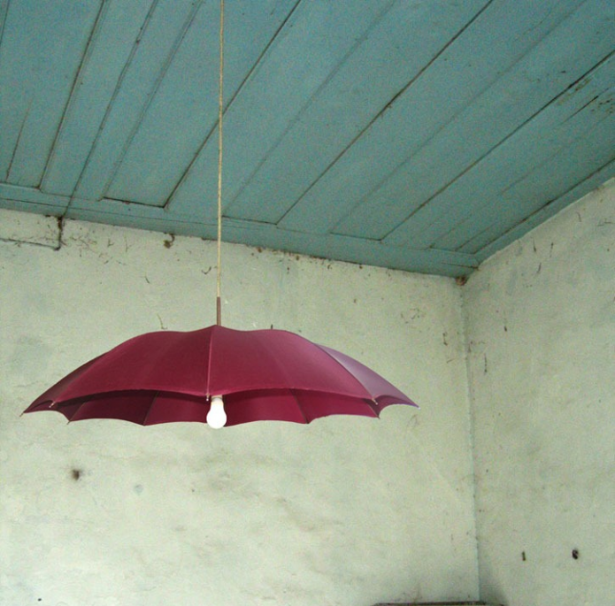 Candelabru dintr-o umbrelă din țară