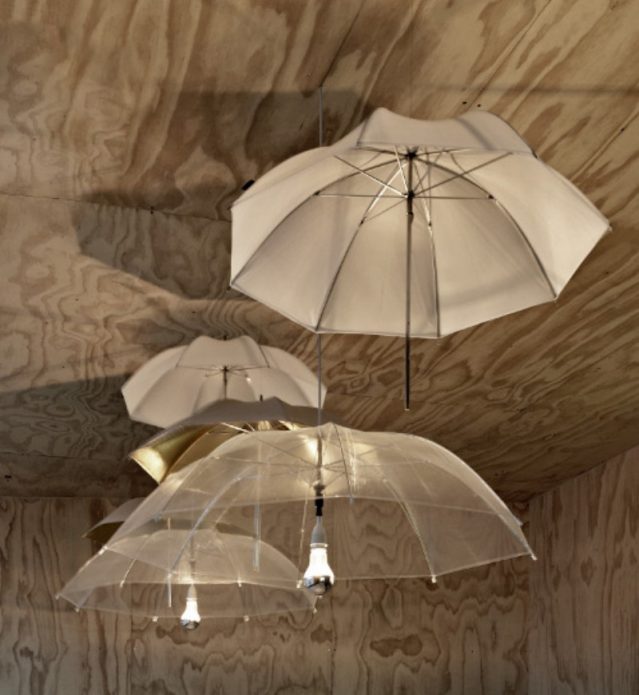 Barevné lustry z deštníků