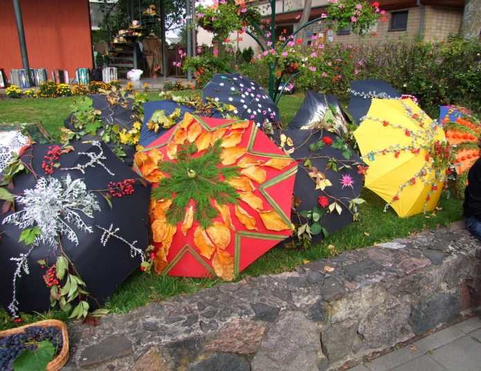 Festlig sammansättning av flera paraplyer i landet