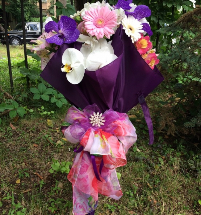 Μπουκέτο με φρέσκα λουλούδια σε μια ομπρέλα