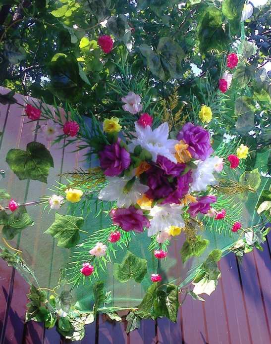 Arrangement de fleurs sur un dôme transparent d'un parapluie