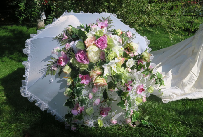 Spectaculair huwelijksdecor met paraplu en verse bloemen
