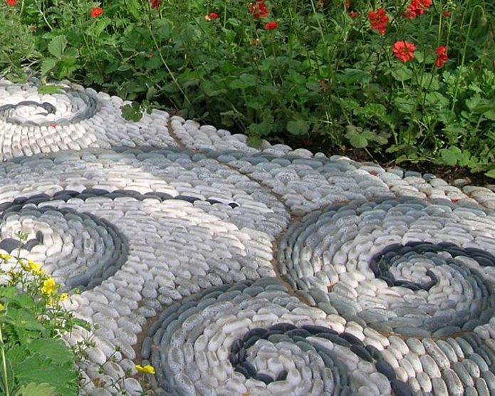 Belo mosaico de pedras em um caminho de jardim