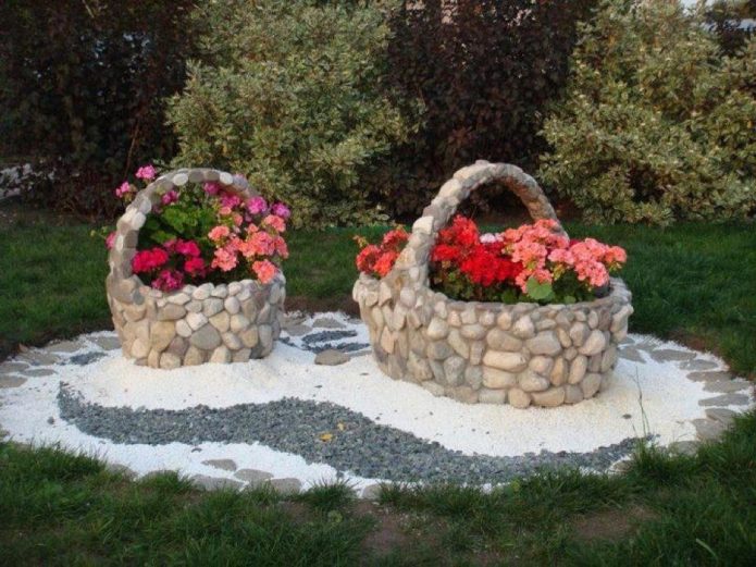 Pot bunga batu yang berwarna-warni