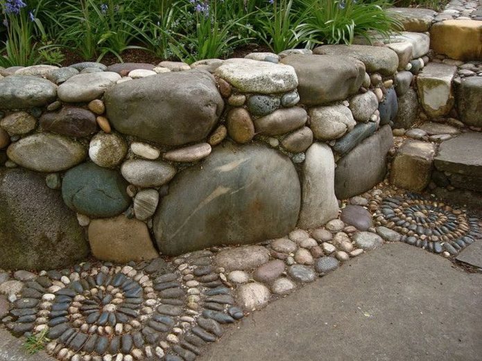 Retaining stone wall with stairs