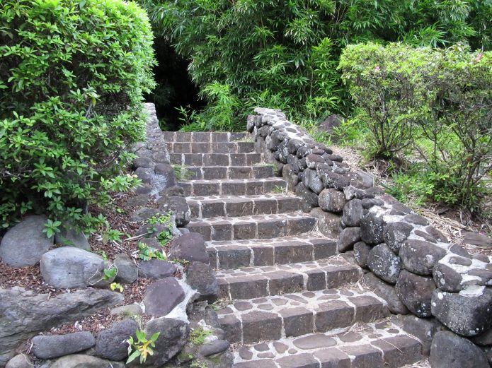Escaliers en pierre dans le jardin