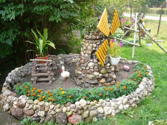 Διακόσμηση από πέτρες σε έναν κήπο