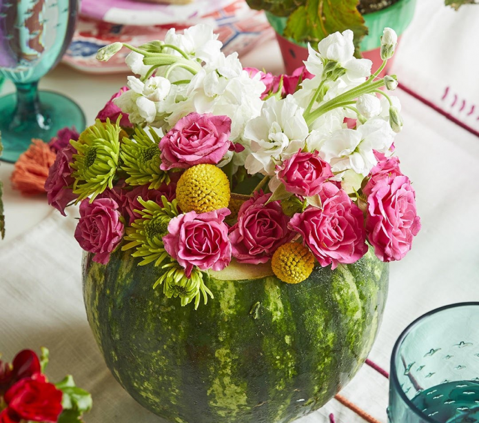 Elegantes Bouquet in einer Wassermelonenvase