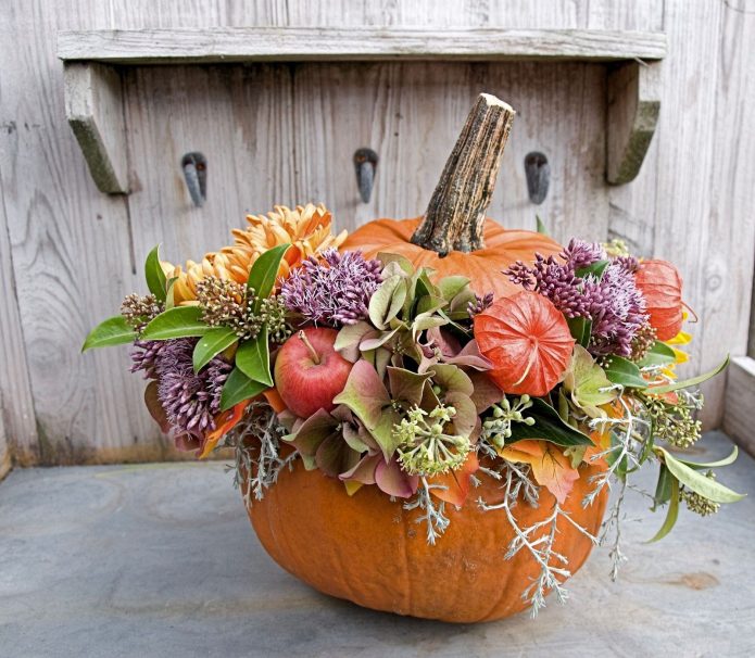Autumn bouquet sa isang plorera ng mga pumpkins