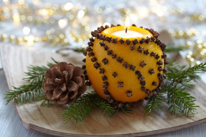 Neujahrsdekor eines orangefarbenen Kerzenhalters