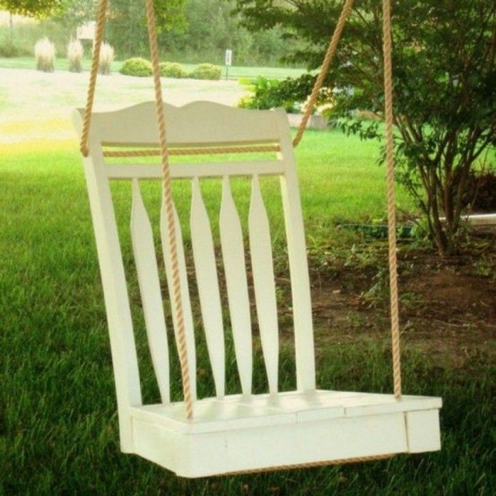 Swing van een oude stoel in het land
