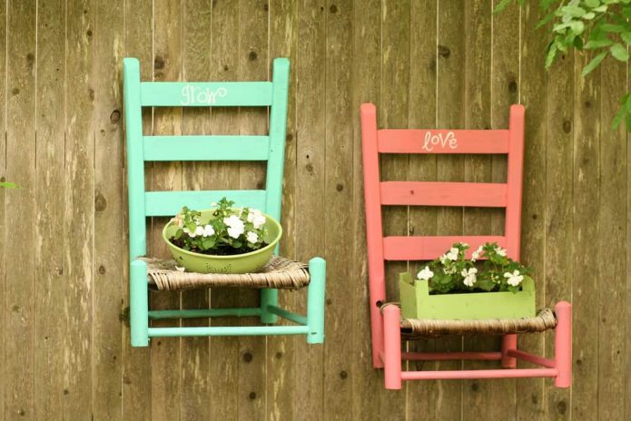 Bloemenstandaard van oude stoelen