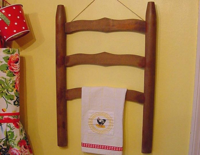 Hanger van een oude stoel in de keuken