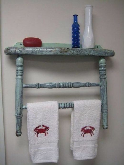 Kleiderbügel von einem alten Stuhl im Badezimmer