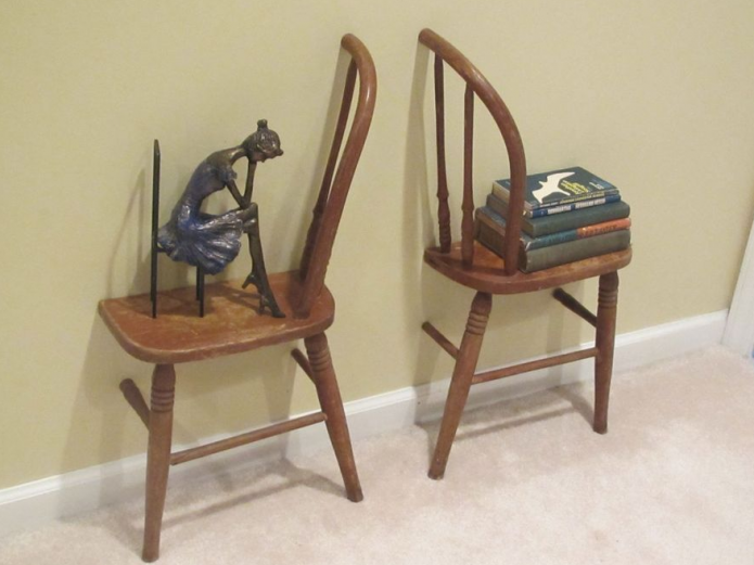 Prateleiras originais de cadeiras velhas