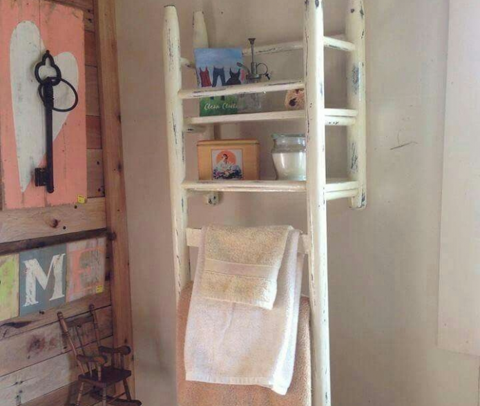 Stijlvolle hanger aan een stoel in de badkamer