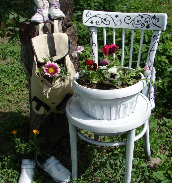 Colorido macizo de flores de una silla en el jardín