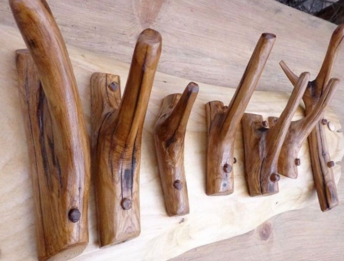 ไม้แขวนเสื้อทำจากไม้กระดานและอุปสรรค์