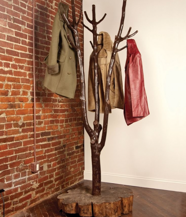 Hanger van een boomstam op een henneptribune