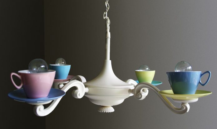 Spektakulær lysekrone fra kopper og tallerkener