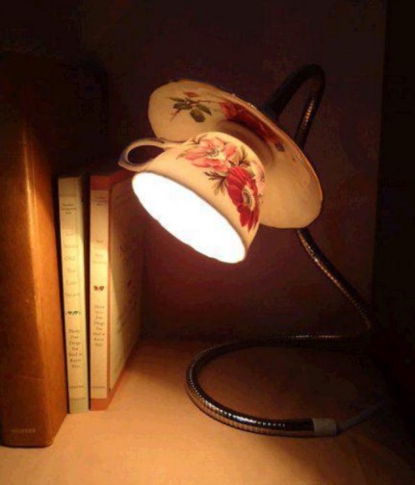 Stolní lampa se stínem ze starého šálku