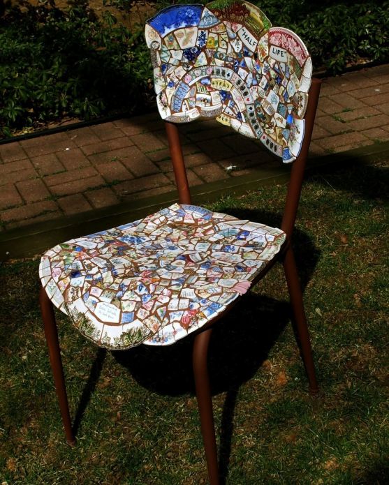 Krzesło ozdobione złamanymi naczyniami