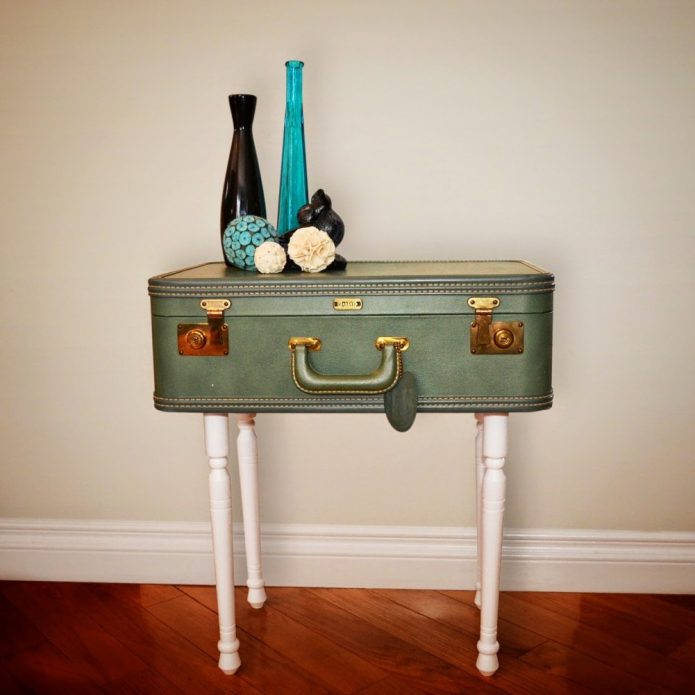 DIY table from an old suitcase