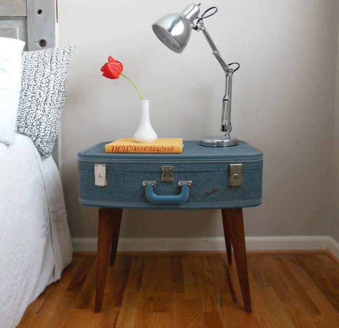 طاولة سرير جانبية مصنوعة من حقيبة قديمة
